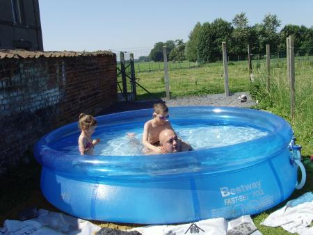 mon mari est mes enfants dans la picine